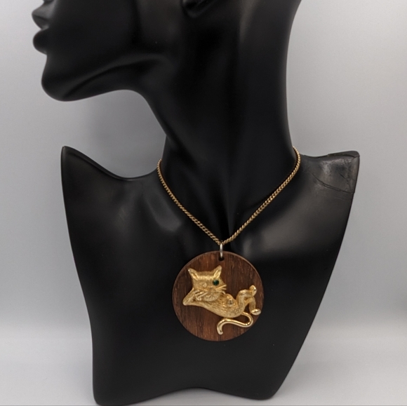 Winking Cat Pendant Wood Base Green Rhinestone Gold Tone Vintage Retro Unsigned - Picture 9 of 15